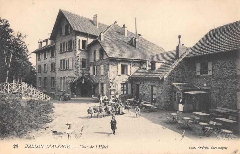 Carte postale ancienne Ballon D'Alsace - Cour De L'Hotel