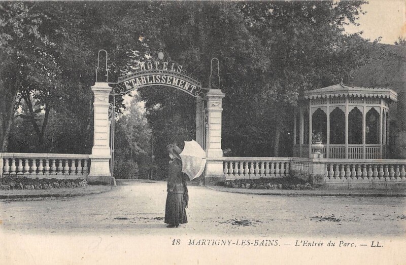 Carte postale ancienne Martigny Les Bains - Entree Du Parc à Martigny-les-Bains