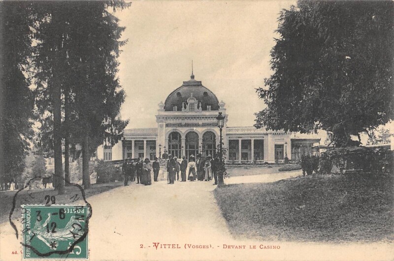 Carte postale ancienne Vittel - Devant Le Casino à Vittel