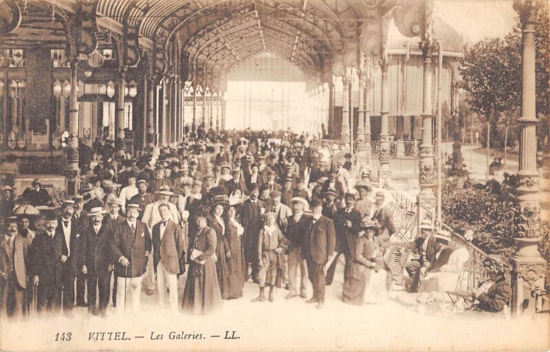 Carte postale ancienne Vittel - Les Galeries à Vittel