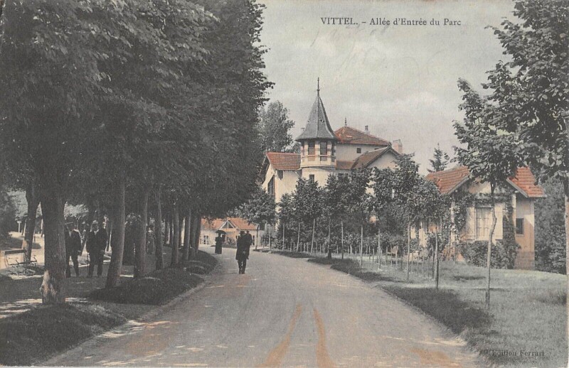 Carte postale ancienne Vittel - Allee D'Entree Du Parc à Vittel