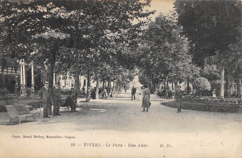 Carte postale ancienne Vittel - Le Parc - Une Allee à Vittel