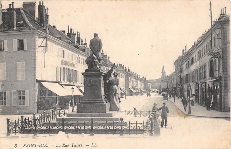 Carte postale ancienne Saint Die - La Rue Thiers