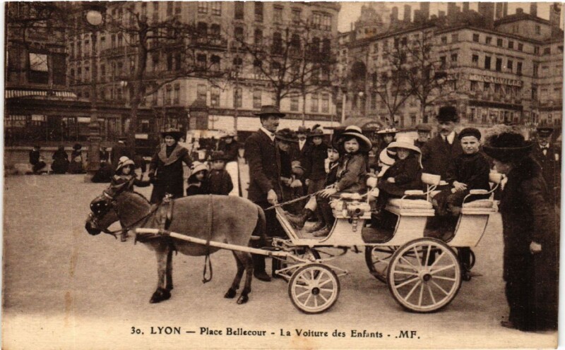 Carte postale ancienne Lyon - Place Bellecour - La Voiture des Enfants à Lyon