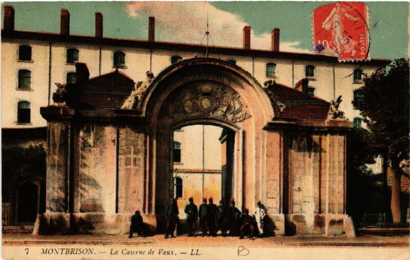 Carte postale ancienne Montbrison - La Caserne de Vaux à Montbrison