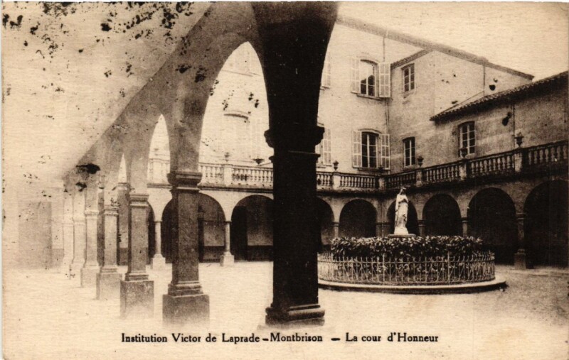 Carte postale ancienne Montbrison - Institution Victor de Laprade - La cour d'Honneur à Montbrison
