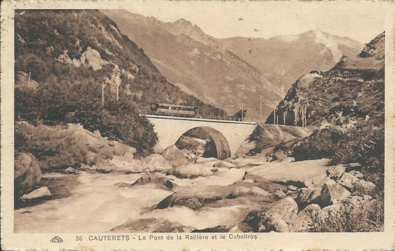 Carte postale ancienne Le Pont de la Raillère et le Cabaliros à Cauterets