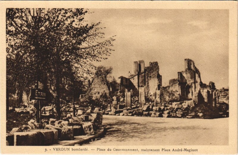 Carte postale ancienne Verdun bombardé Place du Gouvernment maintenant andré Maginot à Verdun
