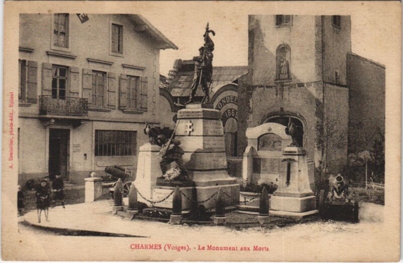 Carte postale ancienne Charmes - Le monument aux morts à Charmes