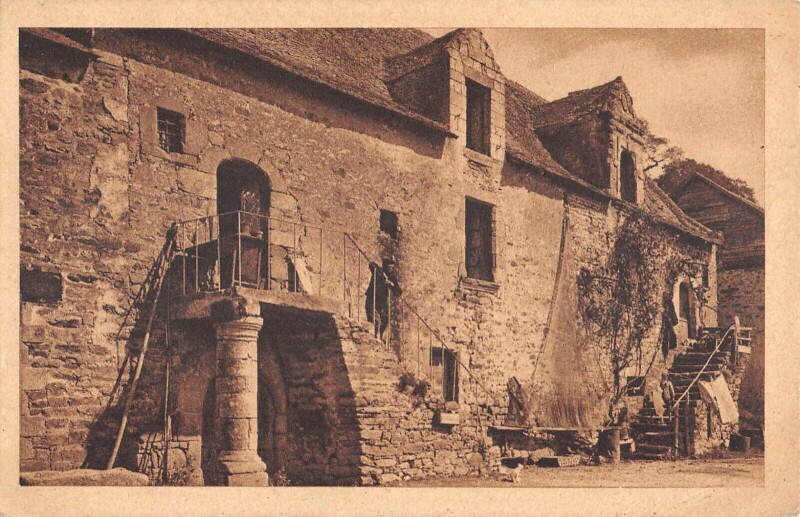 Carte postale ancienne La Roche Bernard - Vieux Logis Des Basses Fosses Sur Le Port à La Roche-Bernard