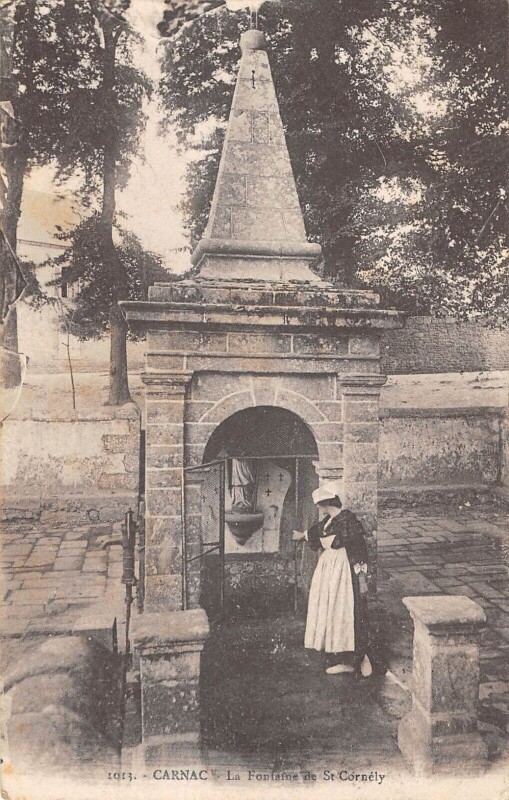 Carte postale ancienne Carnac - La Fontaine Saint Cornely à Carnac