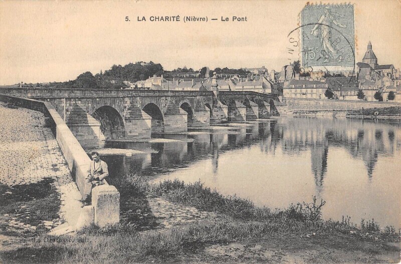 Carte postale ancienne La Charite - Le Pont