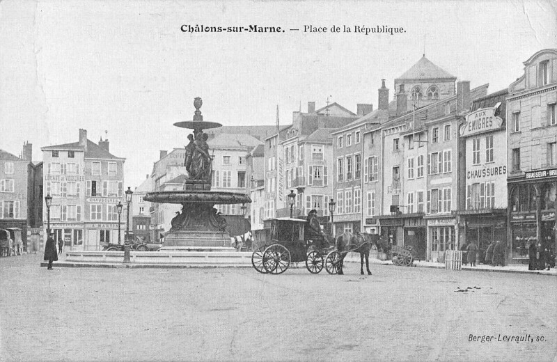 Carte postale ancienne Chalons Sur Marne - Place De La Republique