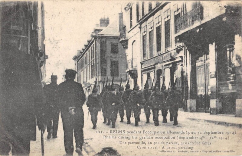 Carte postale ancienne Reims - Une Patrouille Au Pas De Parade - Passant Rue Ceres à Reims