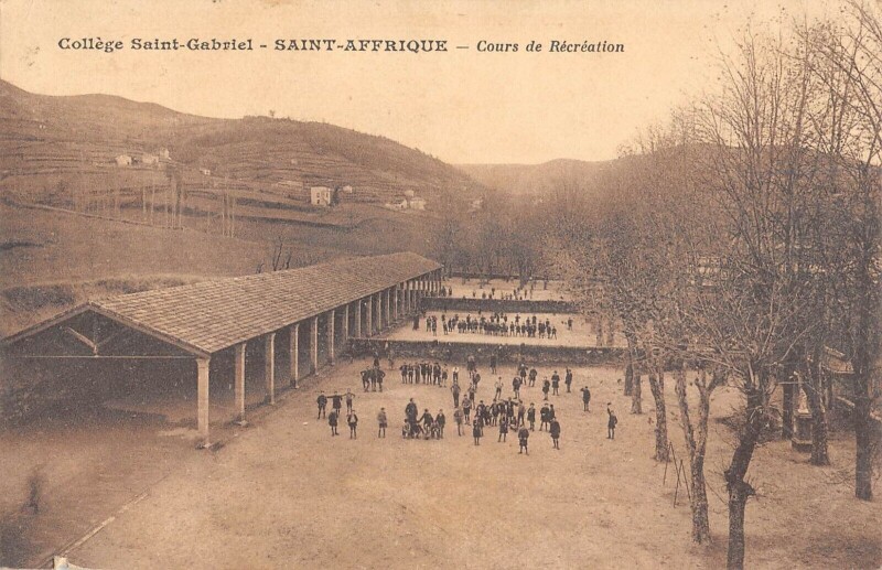 Carte postale ancienne Saint Affrique - College Saint Gabriel - Cours De Recreation à Saint-Affrique