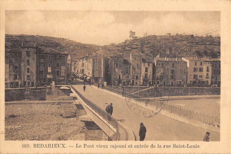 Carte postale ancienne Bedarieux - Le Pont Vieux Rajeuni Et Entree De La Rue Saint Louis à Bédarieux