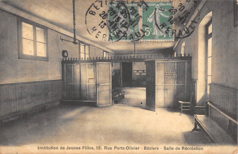 Carte postale ancienne Beziers - Institution De Jeunes Filles - Rue Porte Olivier - Salle Recrea à Béziers
