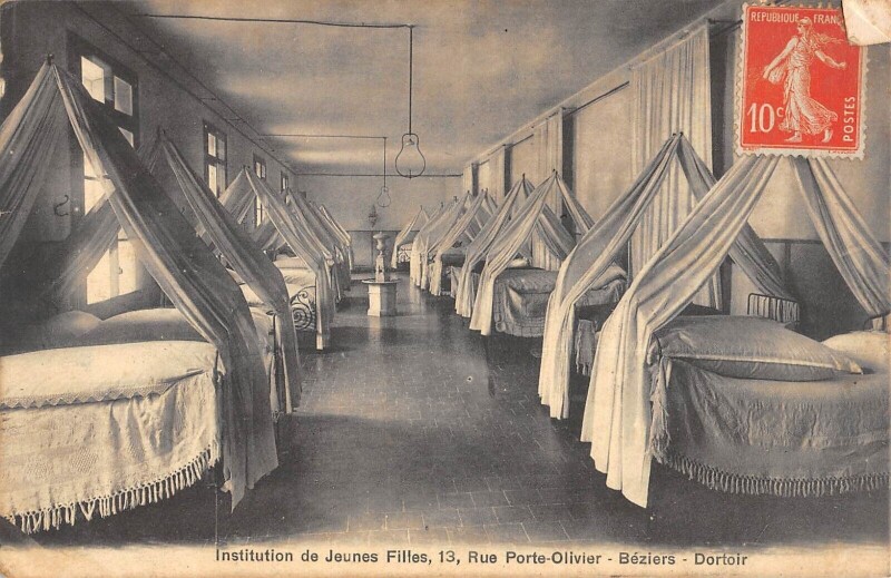 Carte postale ancienne Beziers - Institution De Jeunes Filles - Rue Porte Olivier - Dortoir à Béziers