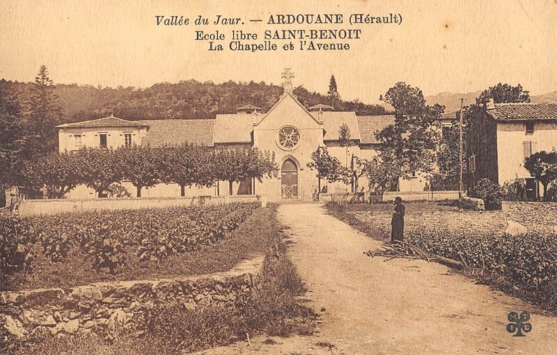 Carte postale ancienne Ardouane - Ecole Libre Saint Benoit - Chapelle - Avenue
