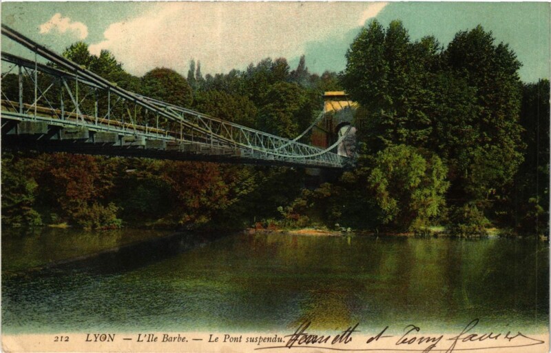 Carte postale ancienne Lyon - L'Ile Barbe - Le Pont suspendu à Lyon