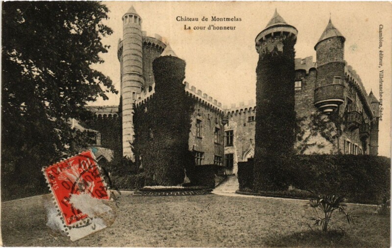 Carte postale ancienne Chateau de Montmelas - La cour d'Honneur