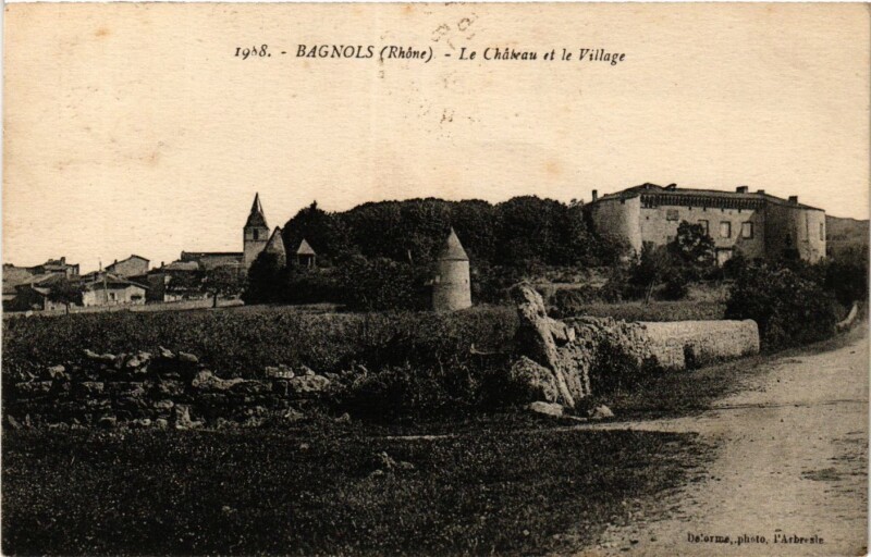 Carte postale ancienne Bagnols - Le Chateau et le Village à Bagnols