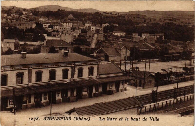 Carte postale ancienne Amplepuis - La Gare et le baut de Ville à Amplepuis