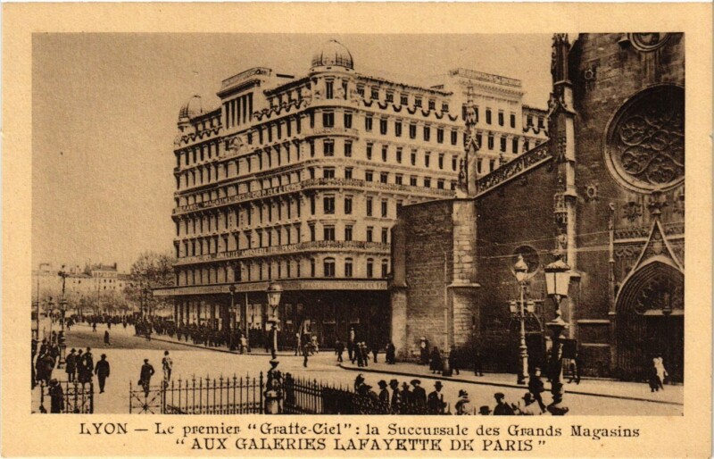 Carte postale ancienne Lyon - Le Premier Gratte-Ciel la Succursale des Grands Magasins à Lyon