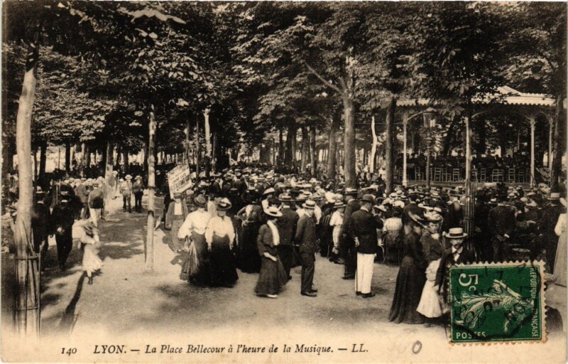 Carte postale ancienne Lyon - La Place Bellecour a l'heure de la Musique à Lyon