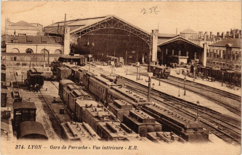 Carte postale ancienne Lyon - Gare de Perrache - Vue Intérieure à Lyon
