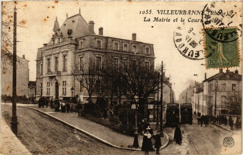 Carte postale ancienne Villeubranne - LaMairie et le Cours Tolsioi à Cours