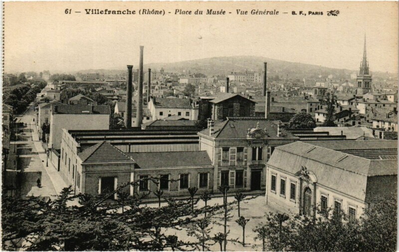 Carte postale ancienne Villefranche - Place du Musée - Vue générale