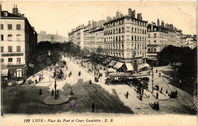 Carte postale ancienne Lyon - Place du Pont et Cours Gambetta à Lyon