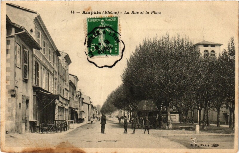 Carte postale ancienne Ampuis - La Rue et la Place à Ampuis