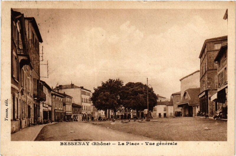 Carte postale ancienne Bessenay - La Place - Vue générale à Bessenay