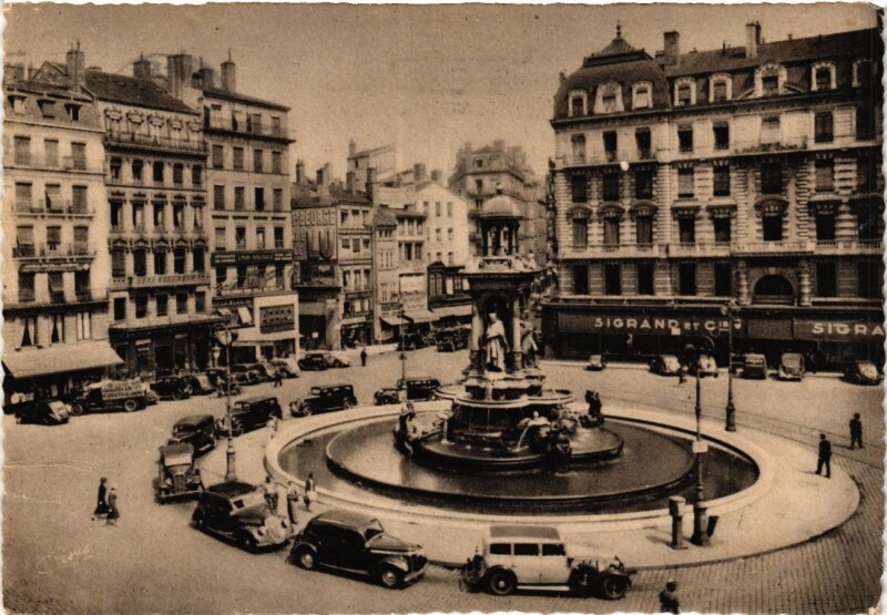Carte postale ancienne Lyon - La Place des Jacobins à Lyon