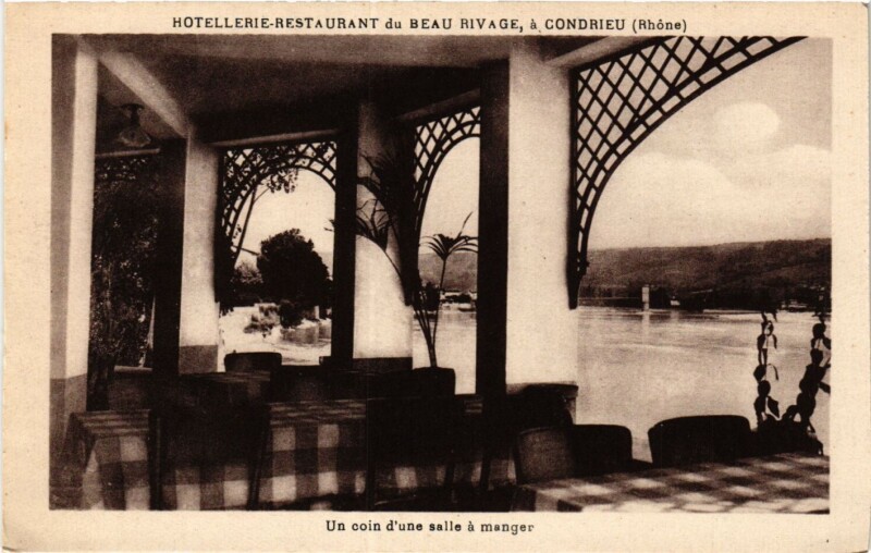 Carte postale ancienne Un coin d'Une salle a manger
