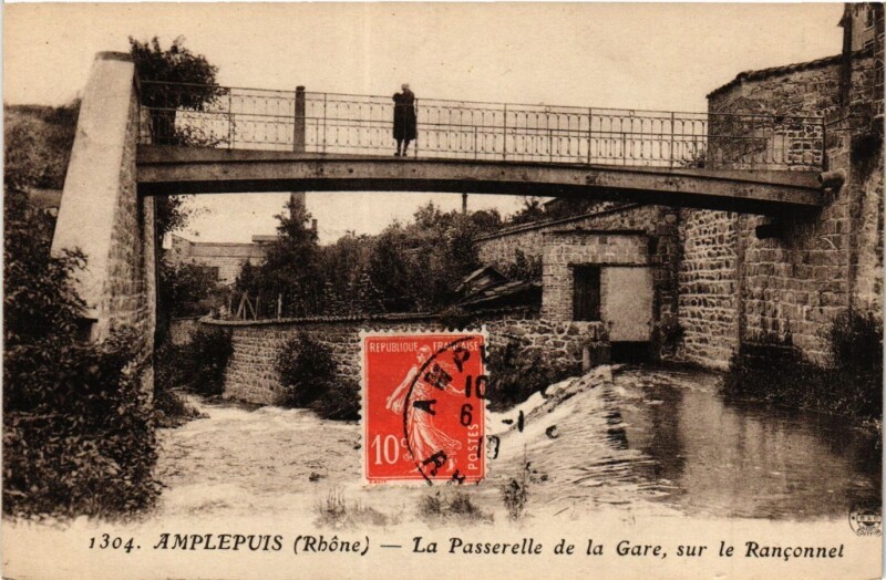 Carte postale ancienne Amplepuis - La Passerelle de la Gare sur le Ranconnel à Amplepuis