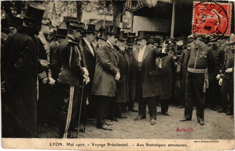 Carte postale ancienne Lyon - Voyage Presidentiel - Aux Statistiques attristantes à Lyon