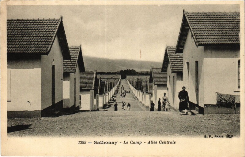 Carte postale ancienne Sathonay - Le Camp - Allée Centrale
