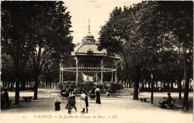 Carte postale ancienne Valence - Le Jardin du Champs de Mars à Valence