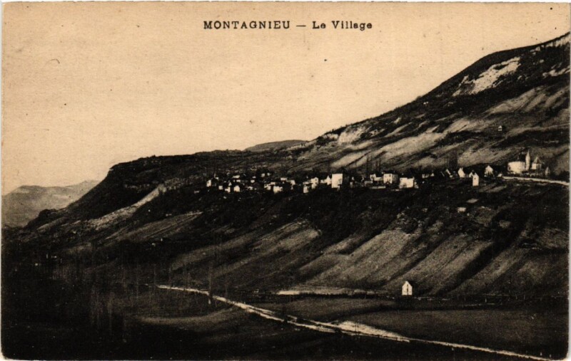 Carte postale ancienne Montagnieu Le Village à Montagnieu