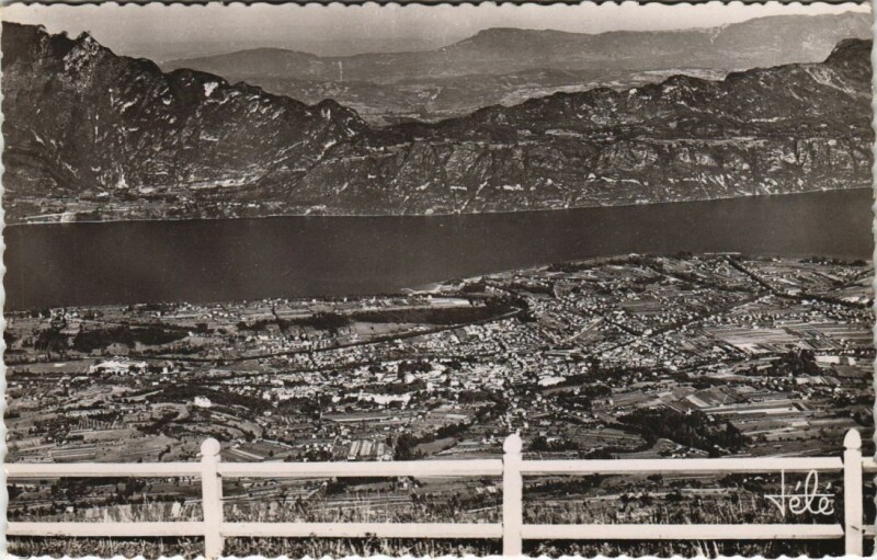 Carte postale ancienne Aix-les-Bains Vue Panoramique - Le Lac - La Dent du Chat à Aix-les-Bains