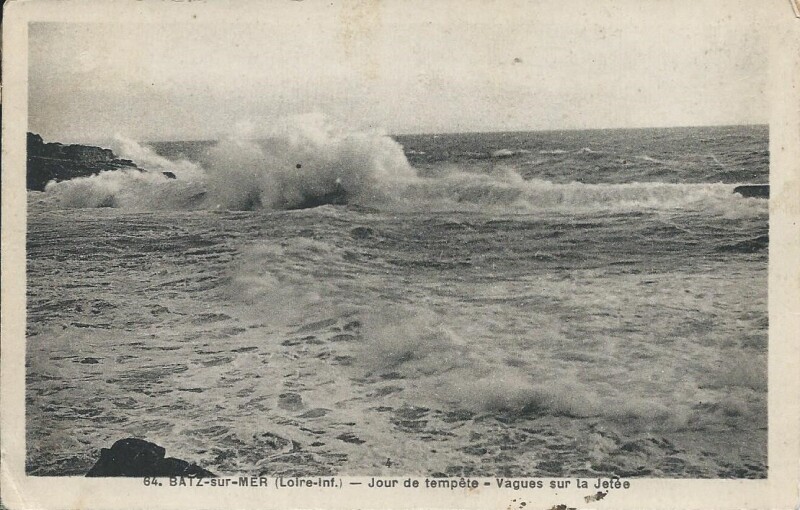 Carte postale ancienne Jour de tempête – Vagues sur la Jetée à Batz-sur-Mer