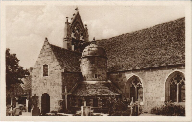 Carte postale ancienne Tregastel L'Eglise et l'Ossuaire