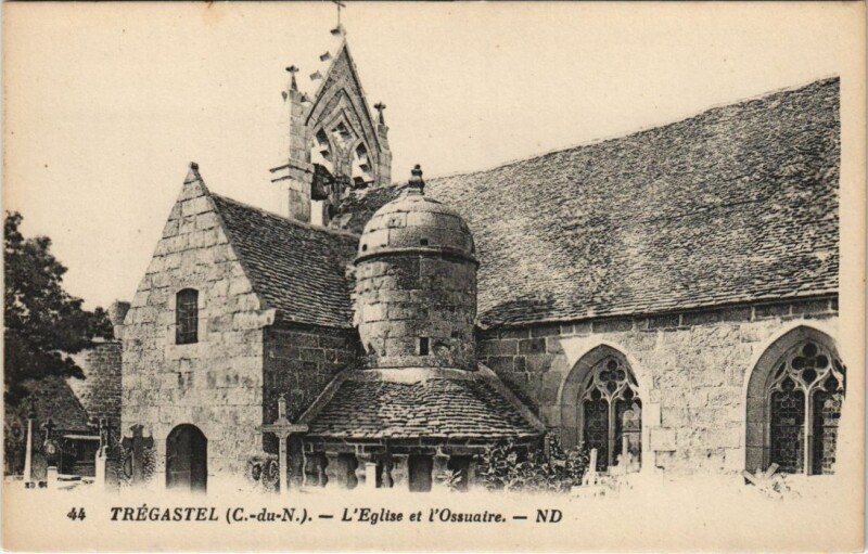 Carte postale ancienne Tregastel L'Eglise et l'Ossuaire