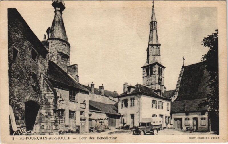 Carte postale ancienne Saint-Pourcain-sur-Sioule Cour des Benedictins