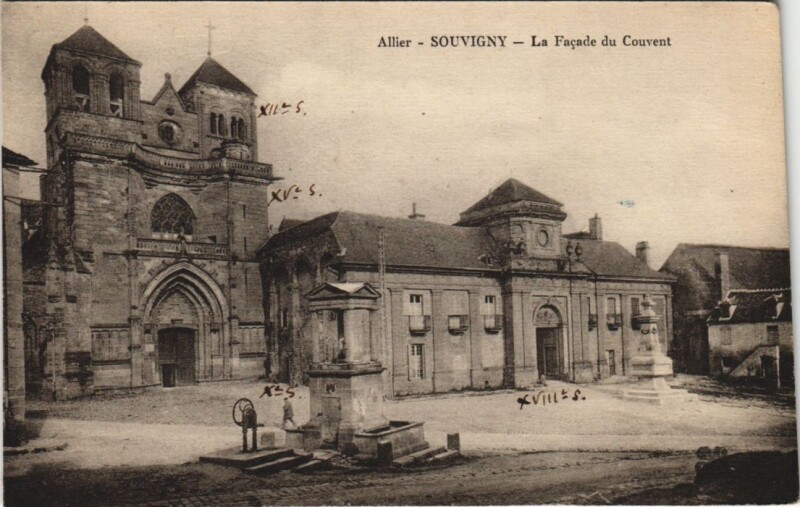 Carte postale ancienne Souvigny La Facade du Couvent à Souvigny