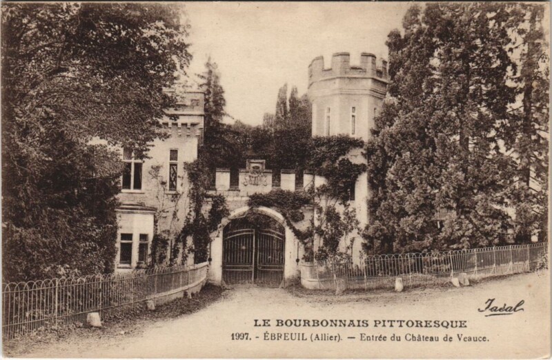 Carte postale ancienne Ebreuil Entree du Chateau de Veauce à Veauce