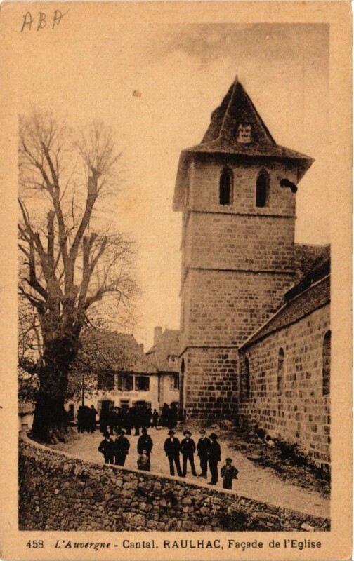 Carte postale ancienne Raulhac - Facade de l'Eglise à Raulhac
